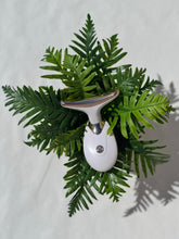 Cargar imagen en el visor de la galería, Masajeador de cuello y papada con vibración